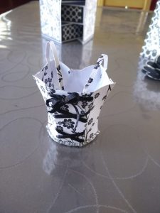 corset en papier 3d noir et blanc thème fleur