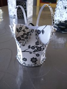 corset en papier 3d noir et blanc thème fleur