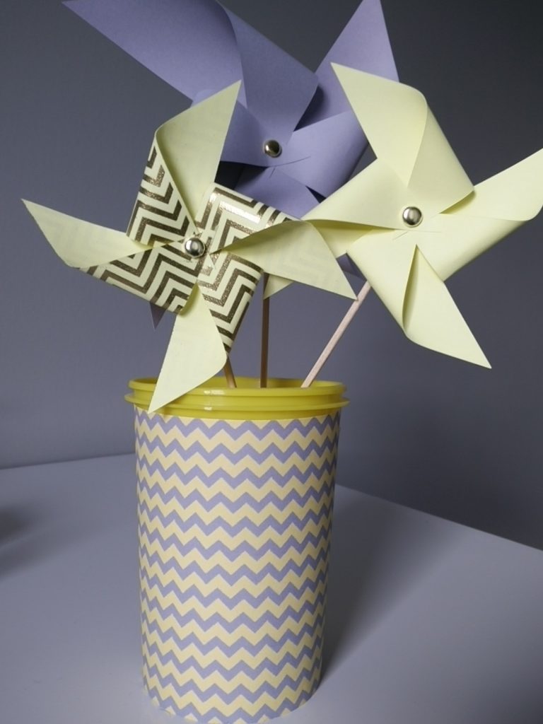 moulin à vent jaune et gris pour décoration naissance