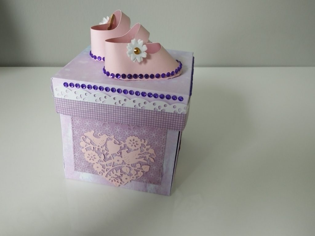 boîte à explosion décorée de chaussons roses 3d en papier