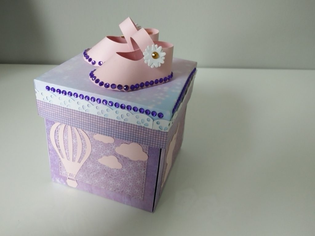 boîte à explosion décorée de chaussons roses 3d en papier